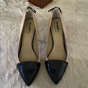 Cream pump with croc embossed black leather toe